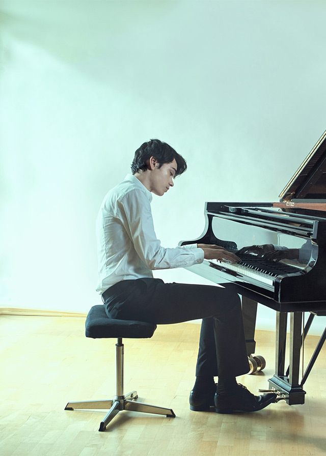 Tom Borrow, piano